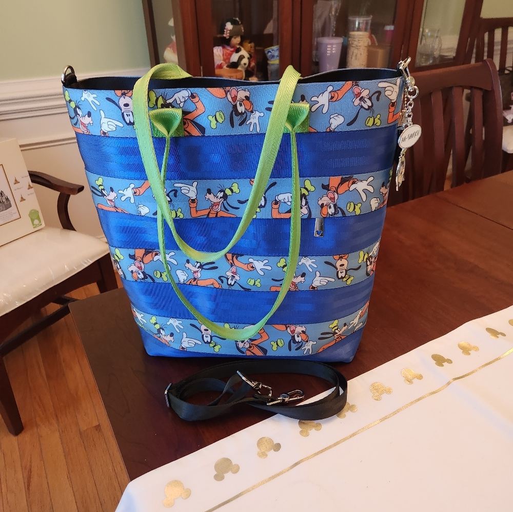 Harveys Seatbelt Streamline Goofy Tote💙
